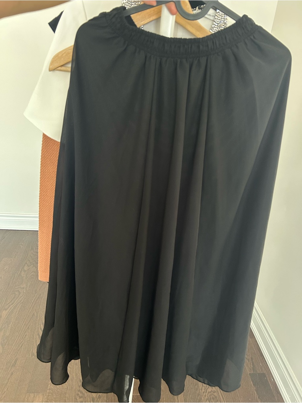 Black Elastic-Waist Flowing Women's Skirt